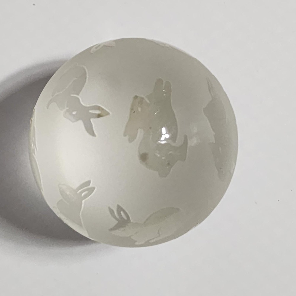 Vintage 1991 Arthur Court Glass Paperweight Frosted Etched Rabbit Motif - Picture 5 of 12